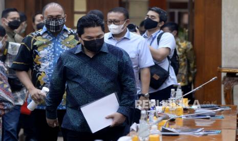 Menteri BUMN Erick Thohir bersiap mengikuti rapat kerja dengan Komisi VI DPR di Kompleks Parlemen, Senayan, Jakarta, Rabu (20/1). Rapat kerja tersebut membahas mengenai pelaksanaan pembelian vaksin Covid-19.Prayogi/Republika. 