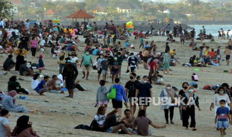 Wisatawan memadati area Pantai Sanur saat Pemberlakuan Pembatasan Kegiatan Masyarakat (PPKM) level 3 di Denpasar, Bali, Ahad (19/9/2021). Obyek wisata yang dicanangkan sebagai kawasan zona hijau bebas COVID-19 tersebut ramai dikunjungi wisatawan setelah PPKM level 4 diturunkan menjadi level 3. 