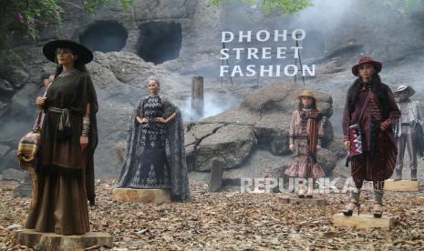 Sejumlah model memperagakan busana berbahan kain tenun ikat khas Kediri pada kegiatan bertajuk The 6th Dhoho Street Fashion di Gua Selomangleng, Kota Kediri, Jawa Timur, Minggu (22/11/2020). Peragaan busana dengan tema Energy of Kilisuci tersebut menghadirkan sejumlah perancang busana lokal dan nasional untuk mempromosikan tenun ikat. 