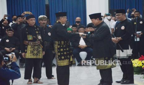 Ketua Umum Ikatan Pencak Silat Indonesia (IPSI) Jawa Barat Phinera Wijaya memberikan cinderamata kepada Ketua Umum Pengurus Besar IPSI Prabowo Subianto (kedua kanan) dan Gubernur Jawa Barat Ridwan Kamil (kanan) usai pelantikan pengurus IPSI Jawa Barat, di Gedung Sate, Jalan Diponegoro, Kota Bandung, Senin (12/9). Prabowo Subianto yang juga Menteri Pertahanan (Menhan) Republik Indonesia berharap pencak silat Jawa Barat terus memberikan kontribusi positif bagi kemajuan Indonesia. Selain menjadi budaya, Pencak Silat diharapkan mampu menjadi wadah dalam pembentukan karakter generasi mendatang.