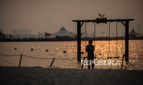 Pengunjung beraktivitas di area pantai di kawasan Taman Impian Jaya Ancol, Jakarta, Sabtu (12/9). Pemerintah Provinsi DKI Jakarta berencana menutup sejumlah tempat rekreasi diantaranya Ancol, Ragunan, Monas, dan Taman Mini Indonesia Indah pada pembatasan sosial berskala besar (PSBB) secara total 14 September 2020 mendatang. Republika/Thoudy Badai