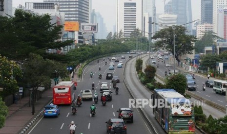 [Ilustrasi] Kendaraan roda dua, roda empat dan angkutan umum melintas di Jalan Jenderal Sudirman Jakarta.