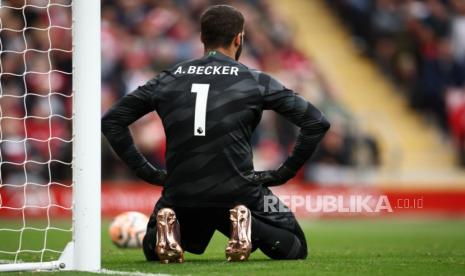 Kiper Liverpool Alisson Becker yang saat ini dibekap cedera.