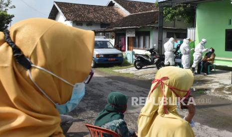 Sejumlah Aparatur Sipil Negara (ASN) antre untuk menjalani tes usap (swab test) COVID-19 di Puskesmas Jiwan, Kabupaten Madiun, Jawa Timur, Kamis (7/1/2021). Pemkab Madiun memfasilitasi tes usap RT PCR bagi 16 orang ASN yang dinyatakan reaktif berdasarkan hasil tes cepat (rapid test) yang digelar secara massal pada Senin (4/1) guna pencegahan penularan COVID-19.