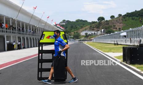 Kru Team Suzuki Ecstar membawa perlengkapan pit board menuju garasi pada hari terakhir tes pramusim MotoGP 2022 di Pertamina Mandalika International Street Circuit, Lombok Tengah, NTB.