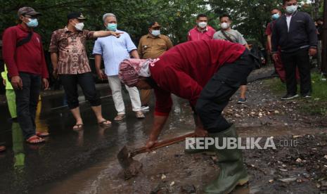 Wali Kota Surabaya Eri Cahyadi (kedua kiri) memimpin langsung pembersihan saluran air dari sampah di Jalan Ngagel Timur, Surabaya, Jawa Timur, Selasa (18/1/2022). Pembersihan saluran air dari sampah di kawasan itu agar kawasan tersebut tidak tergenang air saat hujan. 