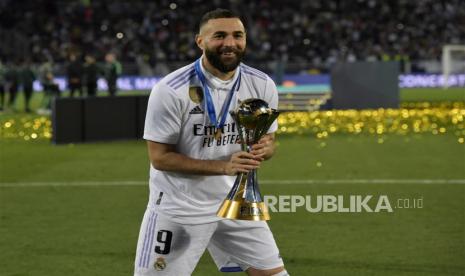 Penyerang Real Madrid, Karim Benzema, merayakan dengan trofi setelah memenangkan final Piala Dunia Antarklub FIFA 2022 antara Real Madrid dan Al Hilal SFC di Rabat, Maroko, Ahad (12/2/2023) dini hari WIB.