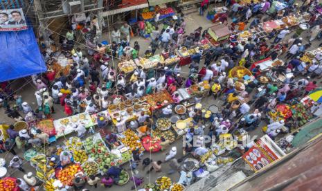 Bangladesh Buka <em>Letter of Credit</em> untuk Komoditas Ramadhan. Foto: Pandangan umum orang-orang Muslim Bangladesh membeli makanan untuk berbuka puasa selama bulan suci Ramadhan di pasar makanan tradisional di Chalk bazar di Dhaka, Bangladesh, 04 April 2022. Muslim di seluruh dunia merayakan bulan suci Ramadhan dengan berdoa selama waktu malam dan menahan diri dari makan, minum, dan hubungan seksual selama periode antara matahari terbit dan terbenam. Ramadhan adalah bulan kesembilan dalam kalender Islam dan diyakini bahwa turunnya ayat pertama dalam Alquran adalah selama 10 malam terakhirnya.