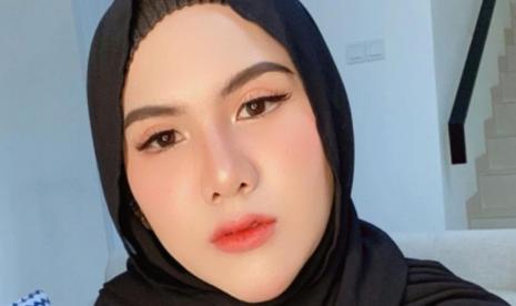 Penampilan Evelin Nada Anjani mengenakan hijab