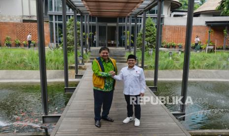 Ketua Umum Partai Golkar Airlangga Hartarto (kiri) bersama Ketua Umum Partai Kebangkitan Bangsa (PKB) Muhaimin Iskandar (kanan) saat melakukan pertemuan di Jakarta, Rabu (3/5/2023). Pertemuan tersebut dalam rangka halal bi halal sekaligus membahas terkait koalisi partai.