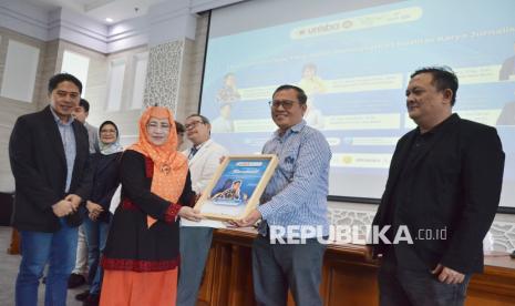 Dekan Fikom Unisba Atie Rachmiatie didampingi  Ketua panitia Sandy Ferdiana memberikan plakat kepada nara sumber usai Seminar Ekosistem Informasi yang Sehat Meningkatkan Kualitas Karya Jurnalistik yang digelar Mahasiswa Magister Ilmu Komunikasi Unisba 2023, di Auditorium Dekanat Unisba, Kota Bandung, Selasa (21/1/2024). Pada acara itu sejumlah pembicara hadir menyampaikan materi terkait industri media dan karya jurnalistik.