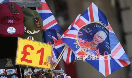 Bendera Inggris yang dihiasi dengan gambar Raja Charles Inggris dijual di London, Inggris, Sabtu (29/4/2023).  Penobatan Raja Charles III Inggris berlangsung di Westminster Abbey di London pada 06 Mei 2023.