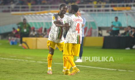 Bek kiri Timnas U17 Mali, Sekou Kone menghibur rekannya Sanogo usai mendapat kartu merah imbas melanggar pemain Timnas U17 Perancis pada pertandingan Semifinal Piala Dunia U17 2023 di Stadion Manahan, Surakarta, Jawa Tengah, Selasa  (28/11/2023). Perancis memastikan diri ke final usai mengalahkan Mali 2-1. Perancis akan bertemu dengan Jerman di babak final dan Mali ditunggu Argentina pada perebutan tempat ke tiga.