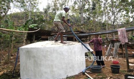 Penyaluran air bersih untuk warga di Girisubo, Gunungkidul, DI Yogyakarta. 