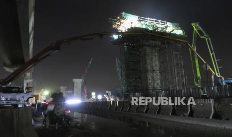 Pengendara melaju di samping proyek pembangunan tol dalam kota Kelapa Gading-Pulogebang di kawasan Cakung, Jakarta Timur, Senin (22/2) dini hari. Pengamat kebijakan publik Agus Pambagio menginginkan pembangunan infrastruktur di Indonesia tidak didasari unsur politik. 