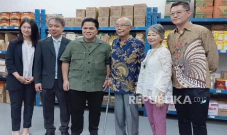 Menteri BUMN Erick Thohir mengunjungi gudang Surya Trading yang menjual produk-produk Indonesia di Mercantile Industrial, Kwai Chung, Hong Kong, Sabtu (30/6/2023).