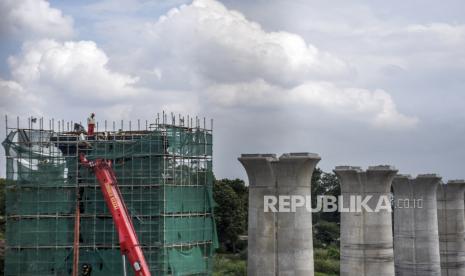 Pekerja beraktivitas di kontruksi tiang pancang untuk jalur kereta pada proyek Kereta Cepat Jakarta-Bandung di kawasan Jalan Tol Padaleunyi, Kota Cimahi, Senin (8/2). Menteri Koordinator Bidang Kemaritiman dan Investasi, Luhut Binsar Pandjaitan, menyatakan proyek Kereta Cepat Jakarta-Bandung yang ditargetkan rampung pada 2022 mendatang diharapkan mampu memberikan dampak positif bagi perekonomian, kemajuan bangsa dan mampu memecah masalah kebutuhan mobilitas serta menjadi titik lain dari modernisasi transportasi publik di Indonesia. Foto: Abdan Syakura/Republika