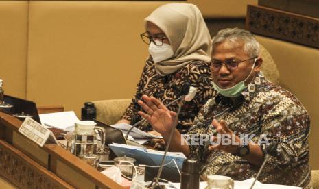 Ketua Komisi Pemilihan Umum Arief Budiman (kanan) mengikuti rapat pembahasan RPKPU di Kompleks Parlemen Senayan, Jakarta, Kamis (12/11/2020). Rapat tersebut membahas RPKPU terkait pemungutan dan perhitungan suara, rekapitulasi hasil perhitungan suara dan penetapan hasil pemilihan dalam Pemilihan Kepala Daerah (Pilkada) 2020.