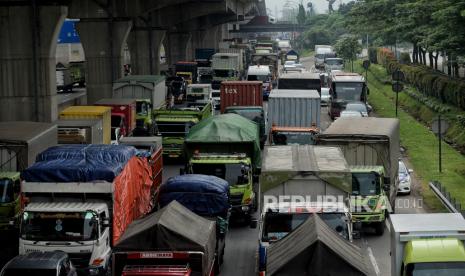 Sejumlah kendaraan terjebak kemacetan di jalan Tol Jakarta Cikampek, Cikarang, Kabupaten Bekasi, Jawa Barat, Kamis (6/5). Kemacetan tersebut merupakan imbas dari penyekatan kendaraan terkait larangan mudik lebaran 2021 yang dimulai dari tanggal 6 hingga 17 Mei 2021 sebagai upaya mengantisipasi risiko peningkatan kasus penularan Covid-19 jelang perayaan Hari Raya Idul Fitri 1442 H. Republika/Thoudy Badai