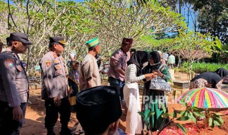 Dua korban dukun pengganda uang asal Lampung dimakamkan di TPU Desa Tanjungrejo, Kabupaten Pesawaran, Lampung, Sabtu (8/4/2023). Dua korban dukun pengganda uang Banjarnegara asal Lampung dimakamkan.