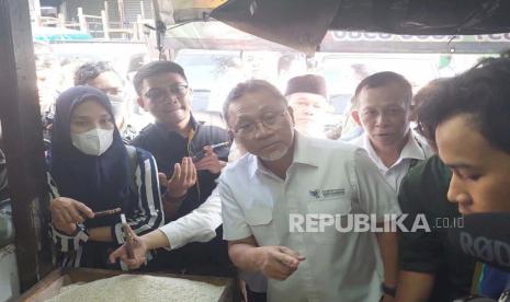 Menteri Perdagangan Zulkifli Hasan melakukan kunjungan ke Pasar Rawamangun, Senin (3/4/2023). Zulkifli Hasan mengungkapkan, pemerintah berkomitmen menjaga akses barang kebutuhan pokok (bapok) bagi masyarakat di berbagai situasi.