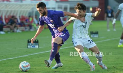 Pesepak bola Persib Bandung Muhammad Adzikry Fadlillah (kanan) berebut bola dengan pesepak bola Persita Tangerang Javlon Guseynov (kiri) saat pertandingan Liga 1 2023/2024 di Stadion Kapten I Wayan Dipta, Gianyar, Bali, Senin (15/4/2024). Persita Tangerang bermain imbang melawan Persib Bandung dengan skor 3-3. 