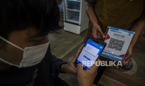 Konsumen melakukan transaksi pembayaran menggunakan aplikasi uang elektronik, (ilustrasi).