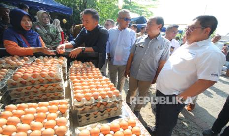 Pj Gubernur Jawa Barat Bey Machmudin dan Pj Wali Kota Bandung Bambang Tirtoyuliono serta pejabat terkait meninjau kegiatan Gerakan Pangan Murah (GPM) di halaman Kantor Kecamatan Gedebage, Kota Bandung, Selasa (7/11/2023). Berbagai komoditas pangan dengan harga lebih murah hadir pada acara tersebut. Mulai dari beras SPHP Rp53.000/5 kg, minyaKita Rp13.500/1 liter, ayam Rp31.000/1 ekor, telur ayam Rp25.500/1 kg, cabai rawit Rp70.000/1 kg dan aneka sayuran serba Rp5.000. GPM merupakan strategi Pemkot Bandung untuk mengendalikan harga stok pangan agar terjangkau oleh masyarakat.