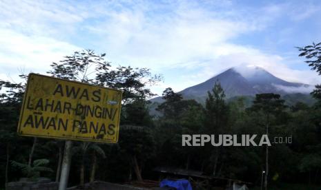 Kubah lava Gunung Merapi terlihat dari kawasan Klangon, Sleman, Yogyakarta, Ahad (1/11). Gunung Merapi dalam sepekan terakhir mengalami peningkatan aktivitas cukup signifikan.   Sehingga kegiatan pendakian ditutup untuk sementara. Hingga saat ini BPPTKG mempertahankan status Gunung Merapi pada level II atau waspada.