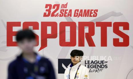  Orang-orang berjalan melewati logo esports dalam pertandingan esports di SEA Games 2023 di Mal Olympia di Phnom Penh, Kamboja,  Kamis (11/5/2023). 