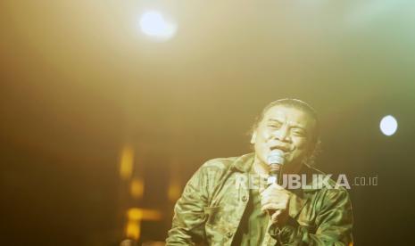 Musisi asal Surakarta Didi Kempot menunjukan aksinya saat Konser Sobat Ambyar di Tebing Breksi, Sleman, DI Yogyakarta, Jumat (13/9/2019). Dalam konser itu Didi Kempot yang dijuluki The Lord of Broken Heart menyanyikan sejumlah tembang andalanya seperti Cidro Kalung Emas, Banyu Langit hingga Pantai Klayar