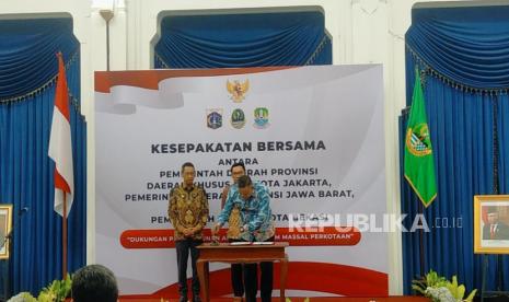 Penjabat (Pj) Gubernur DKI Jakarta Heru Budi Hartono melakukan penandatanganan kesepakatan bersama Gubernur Jawa Barat (Jabar) Ridwan Kamil dan Plt Wali Kota Bekasi Tri Adhianto terkait dengan Pembangunan Angkutan Umum Massal Perkotaan Mass Rapid Transit (MRT) East-West di Gedung Sate, Bandung, Jawa Barat pada Jumat (17/2/2023).