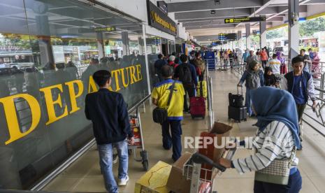 Pemudik mengantre memasuki gate keberangkatan di Bandara Halim Perdanakusuma, Jakarta, Sabtu (5/4/2024). Pada H-4 Idul Fitri 1445 H, KSO Bandara Halim Perdanakusuma mencatat peningkatan jumlah pengguna transportasi udara sebanyak 9.000 - 10.000 penumpang dibandingkan hari sebelumnya, dan diprediksi puncak arus mudik di Bandara Halim Perdanakusuma terjadi pada H-2 dan H-1 lebaran Idul Fitri 1445 H. 