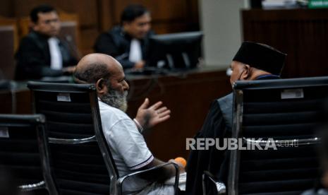 Terdakwa Gubernur Papua nonaktif Lukas Enembe menjalani sidang putusan sela di Pengandilan Tipikor, Jakarta, Senin (26/6/2023). Majelis hakim Pengadilan Tipikor pada Pengadilan Negeri (PN) Jakarta Pusat menolak eksepsi atau nota keberatan terdakwa sehingga sidang dapat dilanjutkan. Sebelumnya terdakwa bersama tim penasihat hukum mengajukan nota keberatan atas dakwaan yang dibacakan oleh jaksa penuntut umum (JPU) KPK. Namun majelis hakim bersama jaksa KPK menilai eksepsi terdakwa Lukas Enembe telah memasuki pokok perkara yang harus segera dibuktikan dalam persidangan. Dalam perkara ini terdakwa Lukas Enembe didakwa telah menerima uang suap sebesar Rp45,8 miliar dan gratifikasi senilai Rp1 miliar dalam kasus dugaan suap dan gratifikasi pengerjaan sejumlah proyek pembangunan infrastruktur di Papua.