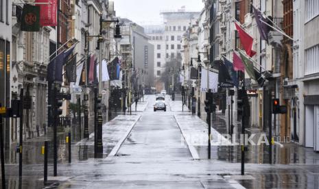 Pemandangan umum jalan sepi di Mayfair, London, Minggu, 7 Februari 2021, saat penutupan nasional ketiga, akibat wabah COVID-19, berlanjut.