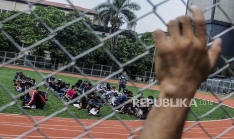 Sejumlah pelajar yang ditahan karena terlibat aksi penolakan Undang-Undang Cipta Kerja menunggu dijemput orang tuanya di Polda Metro Jaya, Jakarta, Rabu (14/10). Polda Metro Jaya mengamankan 561 demonstran yang didominasi oleh remaja berstatus pelajar yang diduga terlibat kerusuhan saat aksi penolakan Undang-Undang Cipta kerja. Republika/Putra M. Akbar