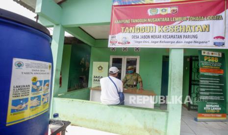 Aktivitas di Posko COVID-19 Desa Jabon Mekar, Parung, Kabupaten Bogor, Jawa Barat, Selasa (9/2/2021). Menteri Dalam Negeri (Mendagri) Tito Karnavian mengeluarkan Instruksi Mendagri (Inmendagri) tentang Pemberlakuan Pembatasan Kegiatan Masyarakat Berbasis Mikro dan Pembentukan Posko Penanganan COVID-19 di tingkat desa dan kelurahan untuk pengendalian penyebaran COVID-19. 