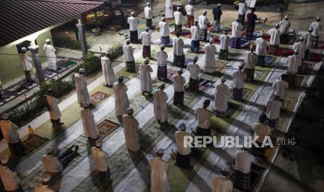 Malaysia Izinkan Sholat Berjamaah di Masjid Kapasitas Penuh. Warga menunaikan shalat tarawih dengan menjaga jarak sosial di Madrasah Darul Solihin Al Qadiri, Kuala Lumpur, Malaysia, Kamis (14/5) malam. Malaysia sebagian akan melonggarkan aturan larangan sholat berjamaah di sebagian besar masjid mulai 15 Mei