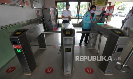 Calon penumpang menggunakan Kartu Multi Trip (KMT) di Stasiun Klaten, Jawa Tengah, Selasa (4/10/2022). KAI Commuter menerapkan sistem pembayaran terintegrasi pada Commuterline Yogyakarta-Solo dengan sistem uang elektronik menggunakan KMT, kartu uang elektronik bank atau dengan tiket QR Code sehingga mempermudah dan mempercepat transaksi. 