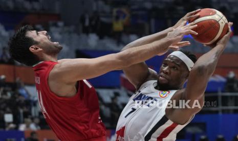 Pebasket Timnas basket Prancis Guerschon Yabusele (kanan) berebut bola dengan pebasket Timnas basket Iran Arsalan Kazemi (kiri) pada pertandingan babak fase klasifikasi penentuan peringkat 17-32 FIBA World Cup 2023 di Indonesia Arena, Gelora Bung Karno, Senayan, Jakarta, Kamis (31/8/2023). 