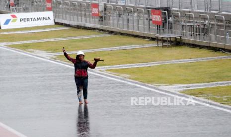 Seorang pawang hujan Indonesia berdoa saat hujan deras turun selama Grand Prix Sepeda Motor Indonesia di sirkuit jalan Internasional Pertamina Mandalika di Lombok, Indonesia, 20 Maret 2022. 