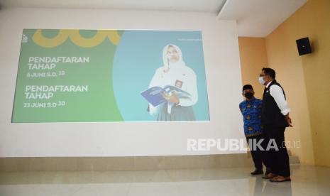 Gubernur Jawa Barat Ridwan Kamil berbincang dengan Kadisdik Jawa Barat Dedi Supandi saat pembukaan PPDB Tahun 2022 di Aula SMKN 2 Kota Bandung, Selasa (17/5). Penerimaan Peserta Didik Baru (PPDB) tahap satu akan berlangsung 6-10 Juni 2022 dan tahap dua berlangsung 23-30 Juni 2022. Untuk informasi resmi dan pendaftaran masyarakat bisa melihat di ppdb.disdik.jabarprov.go.id.