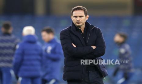 Pelatih kepala Chelsea Frank Lampard menyaksikan para pemain selama pemanasan sebelum pertandingan sepak bola Liga Premier Inggris antara Chelsea dan Tottenham Hotspur di Stamford Bridge di London, Inggris, Minggu, 29 November 2020. 