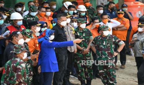 Penjabat (Pj) Gubernur Jawa Barat (Jabar) Bey Machmudin meninjau TPA Sarimukti, Kabupaten Bandung Barat, Jabar, Selasa (12/9/2023). 