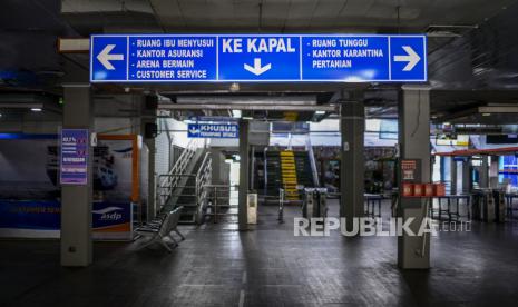 Suasana Pelabuhan Merak yang sepi saat pemberlakuan larangan mudik Idul Fitri 1442 Hijriah di Banten, Kamis (6/5). Pelabuhan Merak hanya mengoperasikan dua dermaga selama masa pelarangan mudik Idul Fitri 1442 Hijriah yang hanya diperuntukan bagi distribusi kebutuhan logistik. Republika/Putra M. Akbar