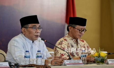 Ketua Umum PBNU Yahya Cholil Staquf (kiri) bersama Pembicara R20 Muhammad Najib Azca (kanan) saat konferensi pers Religion of Twenty (R20) di Jakarta, Rabu (7/9/2022). Dalam konferensi pers tersebut, Ketua Umum PBNU menyampaikan terkait empat topik yang akan dibahas dalam pertemuan para pemimpin agama dalam kegiatan Religion of Twenty (R20) pada 3 dan 4 November 2022 mendatang di Nusa Dua, Bali. Empat topik tersebut diantaranya Historical Grievances (Kepedihan Sejarah), Pengungkapan Kebenaran, Rekonsiliasi, dan Pengampunan. PBNU Undang Ulama Sedunia Ikuti Muktamar Fikih Peradaban 2023