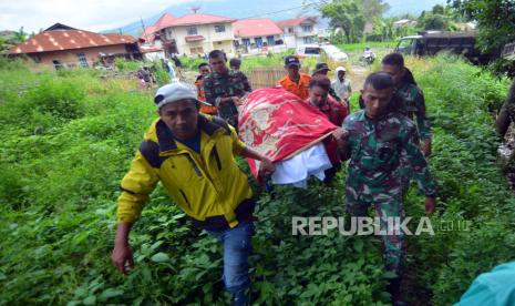 Relawan bencana bersama prajurit TNI dan warga menggotong jenazah korban banjir bandang yang baru ditemukan di Jorong Galuang, Nagari Sungai Pua, Agam, Sumatera Barat, Selasa (14/5/2024). Tim SAR gabungan bersama warga masih melakukan pencarian korban banjir bandang akibat lahar dingin Gunung Marapi pada hari ketiga dan diperkirakan masih ada satu orang lagi yang belum ditemukan di lokasi itu. 