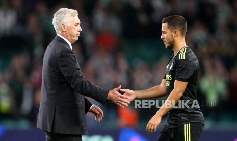  Pelatih Real Madrid Carlo Ancelotti (kiri) berjabat tangan dengan pemain Eden Hazard pada akhir pertandingan grup F Liga Champions antara Celtic Glasgow dan Real Madrid di Glasgow, Inggris,Rabu (7/9/2022) dini hari WIB.