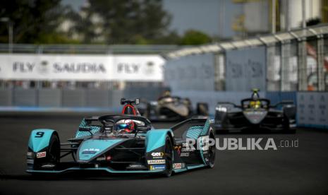 Pembalap tim Jaguar TCS Racing Mitch Evans memacu mobilnya pada balapan Formula E seri kesembilan Jakarta E-Prix 2022 di Sirkuit Jakarta International E-Prix Circuit (JIEC), Ancol, Jakarta Utara, DKI Jakarta, Sabtu (4/6/2022). Pembalap Jaguar TCS Racing Mitch Evans menjadi pemenang usai menjadi yang tercepat pada ajang Jakarta E-Prix 2022 dengan catatan waktu 48 menit 28,424 detik, diikuti pembalap tim DS Automobiles Formula E Team Techeetah Jean Eric Vergne 48 menit 29,157 detik dan pembalap tim Rokit Venturi Racing Edoardo Mortara 48 menit 29,391 detik. Foto: Republika/Abdan Syakura