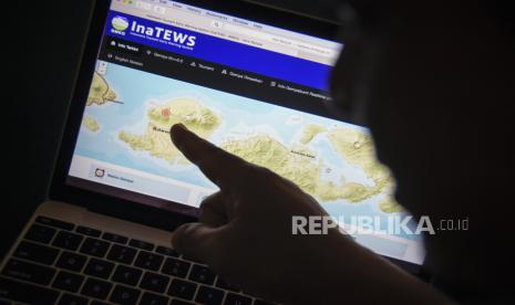 Seorang pria mengakses informasi tentang aktivitas kegempaan melalui situs BMKG (ilustrasi)